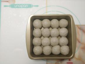 整齐地排入烤盘中