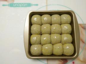 在面团表面刷上一层全蛋液