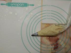 取出冷藏的卡士达酱，装入裱花袋中