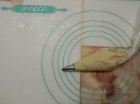 取出冷藏的卡士达酱，装入裱花袋中