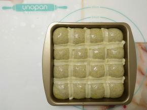 在面团间隙处均匀地挤上条状的卡士达酱