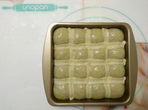 在面团间隙处均匀地挤上条状的卡士达酱