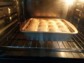 放入预热好的烤箱，170度，烘烤25分钟左右，至表面呈金黄色