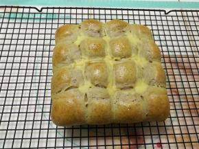 取出烤好的餐包，移到晾网上放凉