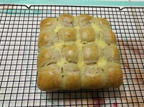 取出烤好的餐包，移到晾网上放凉