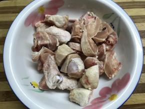 1、先把琵琶腿洗净切成小块。