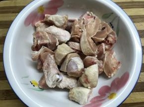 1、先把琵琶腿洗净切成小块。