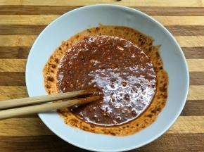 2、称取cook100的鸡公煲调料70克，加入60克清水调匀。