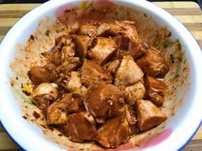 3、把调料放入切好的鸡块里拌匀，腌制1小时左右。