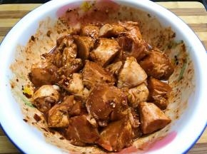 3、把调料放入切好的鸡块里拌匀，腌制1小时左右。