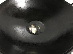 4、锅里倒入少许油，放入姜片爆香。