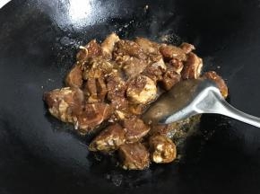 5、倒入腌制好的鸡块翻炒均匀。