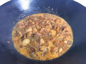 6、等炒至水份收干时加入适量开水。