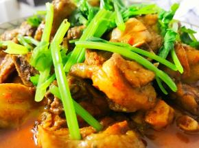 7、小火焖煮15分钟，加入芹菜翻炒一下后就可出锅了。