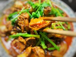 8、美味、过瘾的鸡公煲。