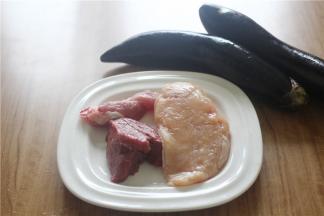 茄子用长茄子，这次我用了三种肉来混合做肉馅（猪肉、牛肉、鸡肉）
主料：茄子
辅料：猪肉、牛肉、鸡肉、鸡精、盐、老抽、淀粉、鸡蛋、姜蒜