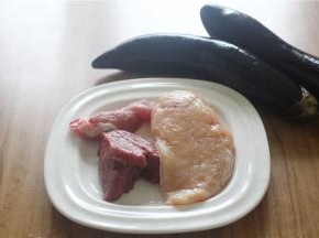 茄子用长茄子，这次我用了三种肉来混合做肉馅（猪肉、牛肉、鸡肉）
主料：茄子
辅料：猪肉、牛肉、鸡肉、鸡精、盐、老抽、淀粉、鸡蛋、姜蒜