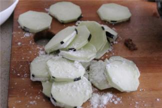 茄子洗净去皮，切成0.5厘米的薄片