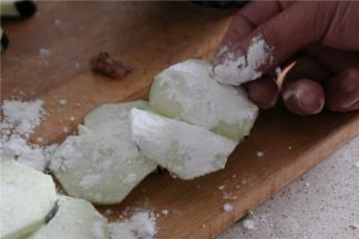 然后在中间轻轻的切开，不要切断，在茄子切开的里面沾上少许的淀粉，在茄子里面撒上少许的淀粉，在夹肉馅的时候更牢固，肉馅在油炸的时候不会掉落