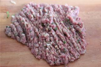 将牛肉、猪肉、鸡肉剁成肉末，加入葱姜末搅拌，可以去肉腥