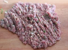将牛肉、猪肉、鸡肉剁成肉末，加入葱姜末搅拌，可以去肉腥