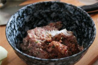 肉馅中加入少许的鸡精，盐，老抽搅拌均匀