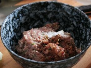 肉馅中加入少许的鸡精，盐，老抽搅拌均匀