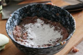 调好味的肉馅倒入少许的淀粉，搅拌均匀