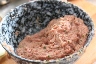 肉馅中加入少许的淀粉，可以让肉馅之间粘度更高，肉馅抱团，炸茄饼的时候不会掉下来