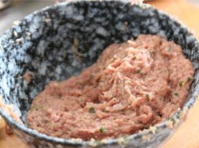 肉馅中加入少许的淀粉，可以让肉馅之间粘度更高，肉馅抱团，炸茄饼的时候不会掉下来