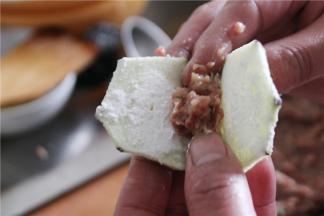 茄子夹上调好味的肉馅，稍微用手按紧实