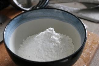 碗内倒入脆炸粉，打入一个鸡蛋，搅拌均匀，加适量的水调制成面糊，粉与水的比例为2:1.