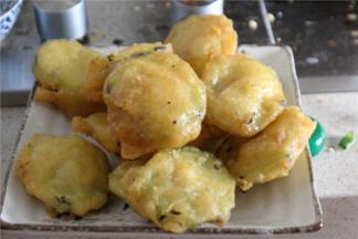 将炸好的茄饼放入锅内复炸，大火炸2分钟至表面金黄即可捞出