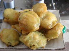 将炸好的茄饼放入锅内复炸，大火炸2分钟至表面金黄即可捞出