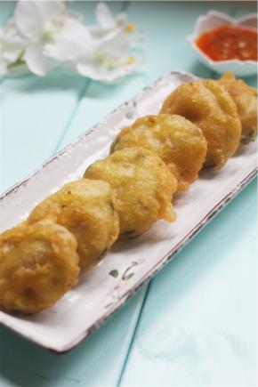 鱼香酱汁的做法
1.	葱姜蒜切末，油锅倒入适量油，油温之后放入葱姜蒜末炒香
2.	放入泡椒炒出香味
3.	加适量的生抽，白糖，醋，盐和鸡精调好味道
4.	勾芡煮至汤汁浓稠即可出锅，吃的时候淋在茄饼上