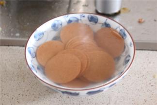 山楂片用温水泡软备用。对于家庭烹饪来说，山楂味道过酸，如果掌控不好比例，很容易就破坏整道菜的口感，而山楂片酸甜味，做起来就降低了难度