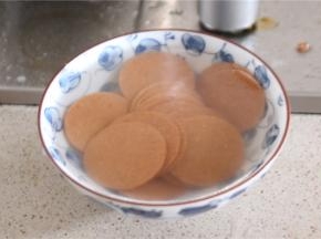 山楂片用温水泡软备用。对于家庭烹饪来说，山楂味道过酸，如果掌控不好比例，很容易就破坏整道菜的口感，而山楂片酸甜味，做起来就降低了难度