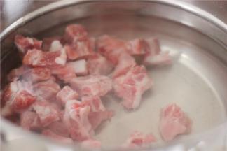 排骨洗净，放入高压锅中，加少许的料酒和盐压10分钟左右，用高压锅可以让排骨熟的更快，节省时间，同时肉质也更加的鲜嫩；如果只是焯水的步骤，只能起到去腥的作用，做出来的口感不好。加少许盐是增加排骨底味，更香