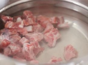 排骨洗净，放入高压锅中，加少许的料酒和盐压10分钟左右，用高压锅可以让排骨熟的更快，节省时间，同时肉质也更加的鲜嫩；如果只是焯水的步骤，只能起到去腥的作用，做出来的口感不好。加少许盐是增加排骨底味，更香