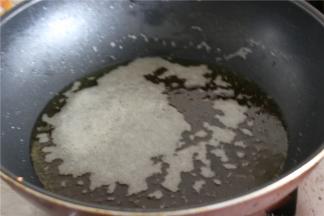 压好的排骨捞出，锅内多放些油，烧至8成热