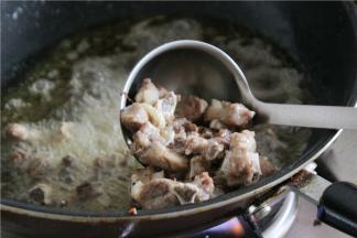 放入排骨中火炸至外表微微发焦