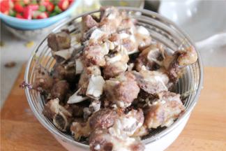 排骨炸好之后捞出控油。排骨先压后炸，烹饪出来的口感外酥里嫩，吃起来更有嚼劲