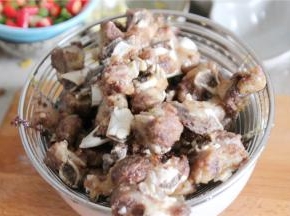 排骨炸好之后捞出控油。排骨先压后炸，烹饪出来的口感外酥里嫩，吃起来更有嚼劲