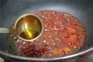 锅内留底油，依次放入番茄沙司，白醋和水调成番茄汁，番茄沙司和白醋的比例为一比一，也可以根据自己的口味进行相应的调整
