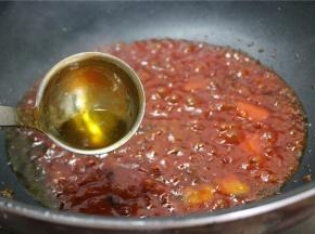 锅内留底油，依次放入番茄沙司，白醋和水调成番茄汁，番茄沙司和白醋的比例为一比一，也可以根据自己的口味进行相应的调整