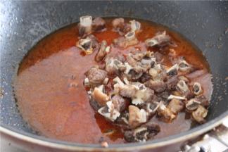 将炸好的排骨放入番茄汁中