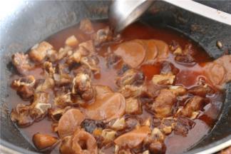 汤汁逐渐浓稠之后放入泡软的山楂片