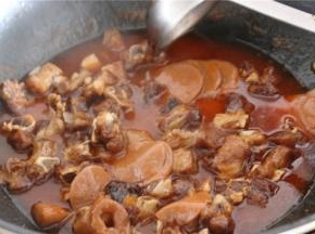 汤汁逐渐浓稠之后放入泡软的山楂片