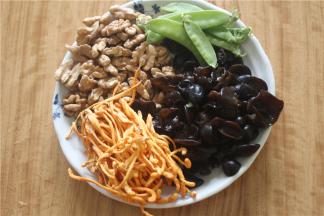 山药、荷兰豆、核桃仁、木耳、甜椒、虫草花、
调味料：白醋、香油、盐