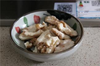 核桃仁去皮，可以让口感和外观更加的好